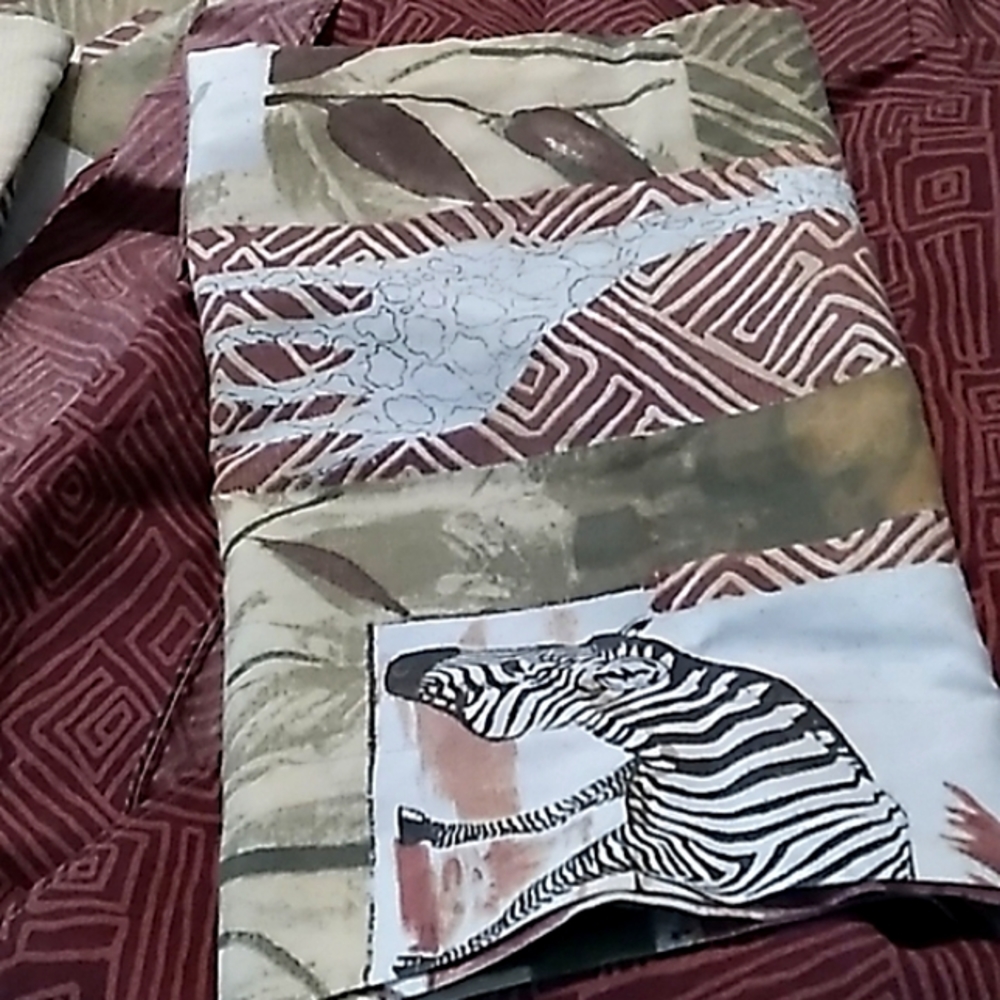 5 piece Queen Safari bedset.